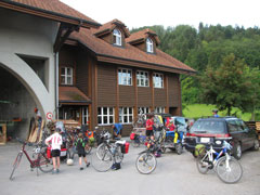 Radlergruppe vor unserer Unterkunft im Kloster Einsiedeln