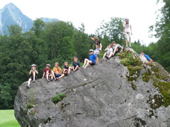 Fels mit Kindern auf dem Weg nach Fleli