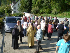 Teilnehmer nach dem Gottesdienst
