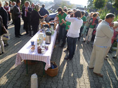 Teilnehmer vor dem Gottesdienst